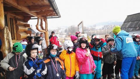 Trzecioklasiści „ jeżdżą z głową” na nartach